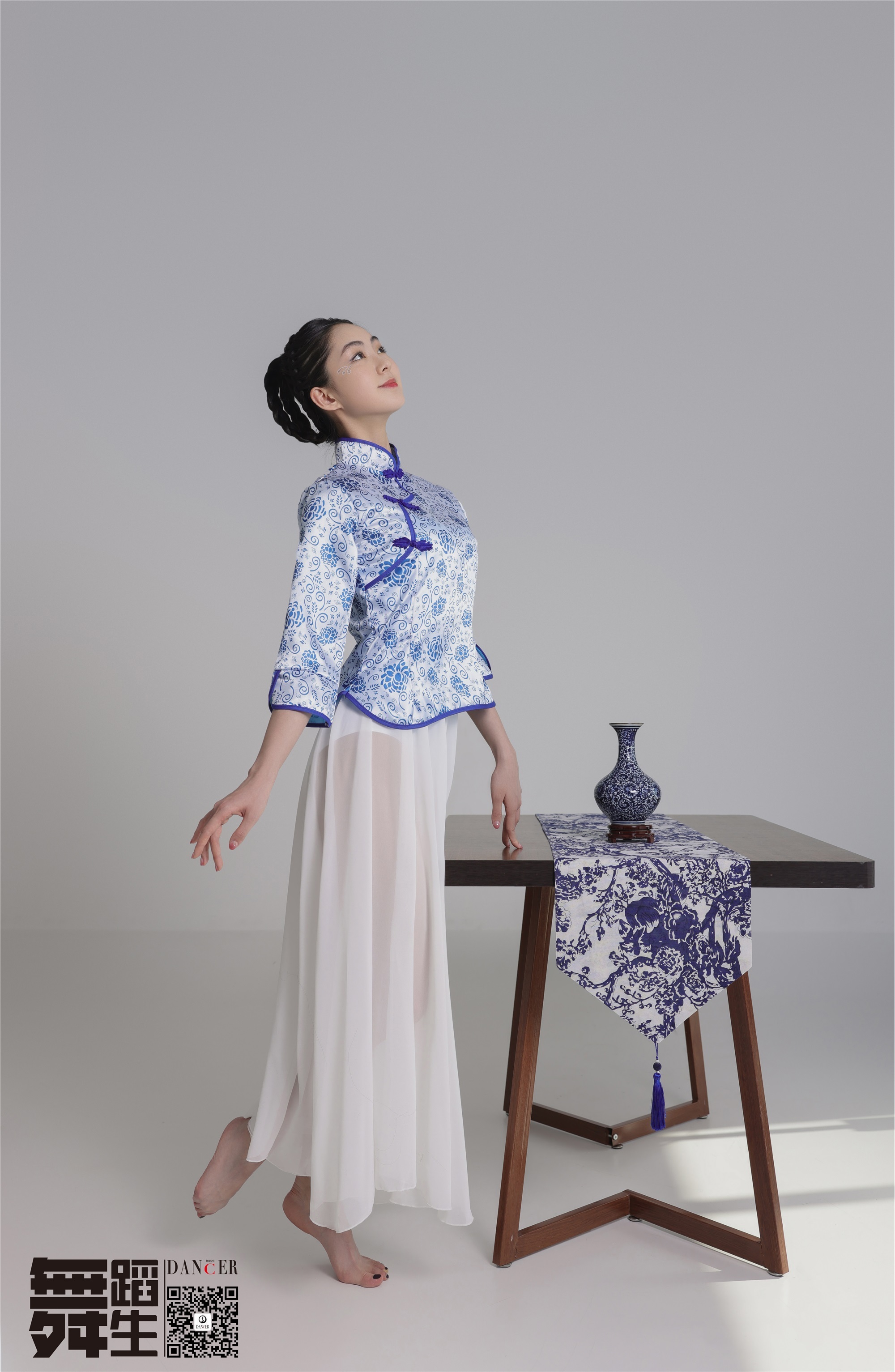 GALLI GALLI Dance Diary 104 - Blue and white porcelain Han Yutong